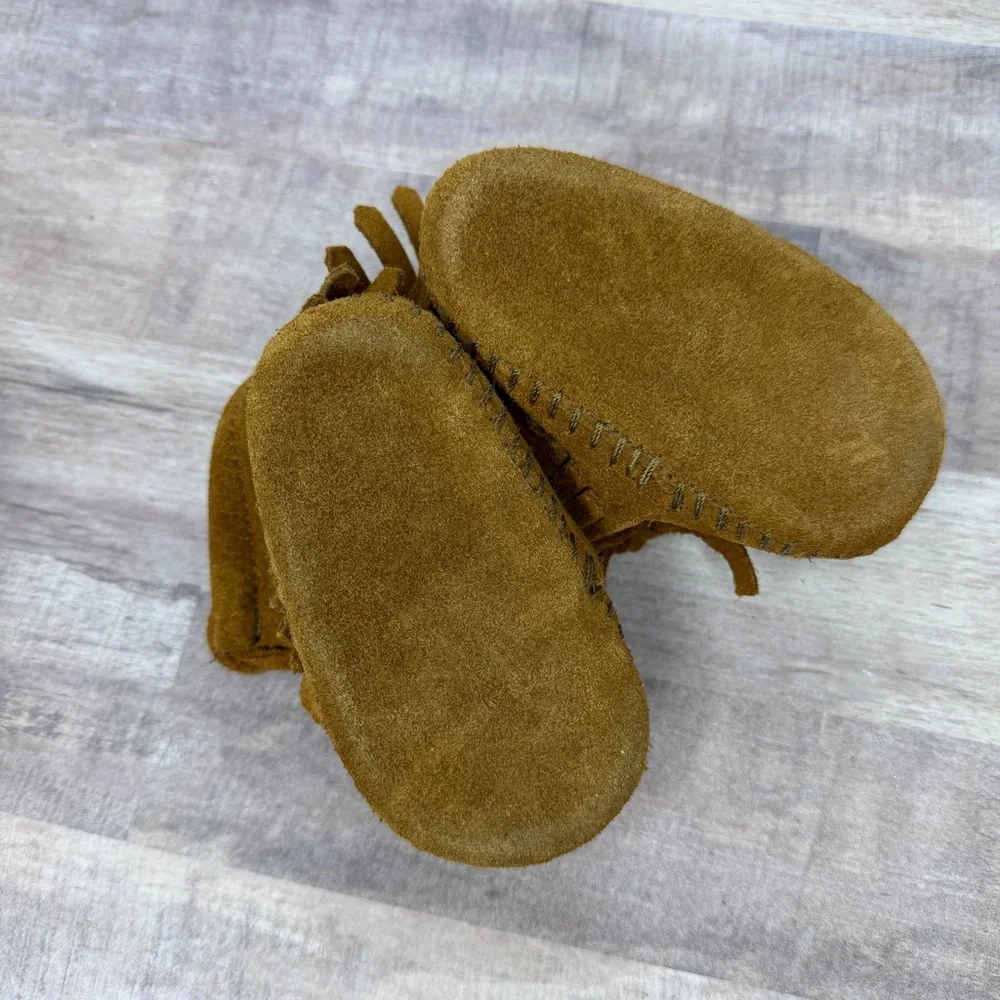 Minnetonka Baby Moccasins Brown Size 1 Fringe Leather Crib Shoes Booties EUC